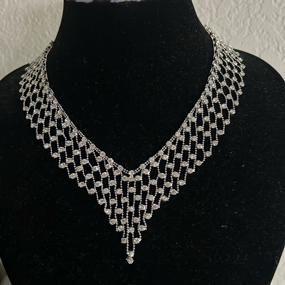 Unbranded silver & rhinestone collar necklace!  Perfect condition/great quality!